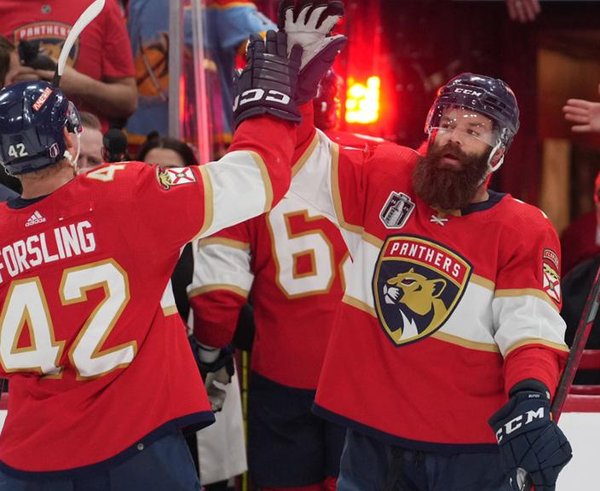 Radko Gudas (vpravo).