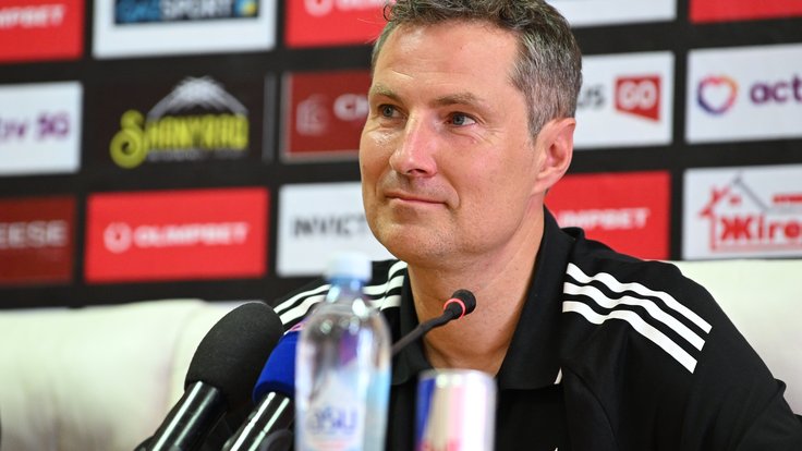 Brian Priske před zápasem s Aktobe.