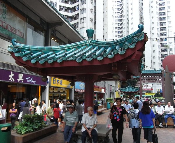 HK_Aberdeen_Square_Chinese_Pavilion_visiors_Oct-2012