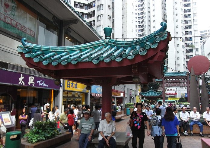 HK_Aberdeen_Square_Chinese_Pavilion_visiors_Oct-2012