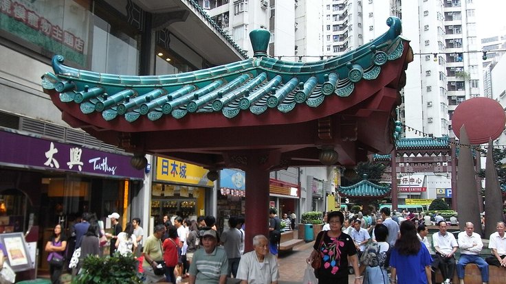 HK_Aberdeen_Square_Chinese_Pavilion_visiors_Oct-2012