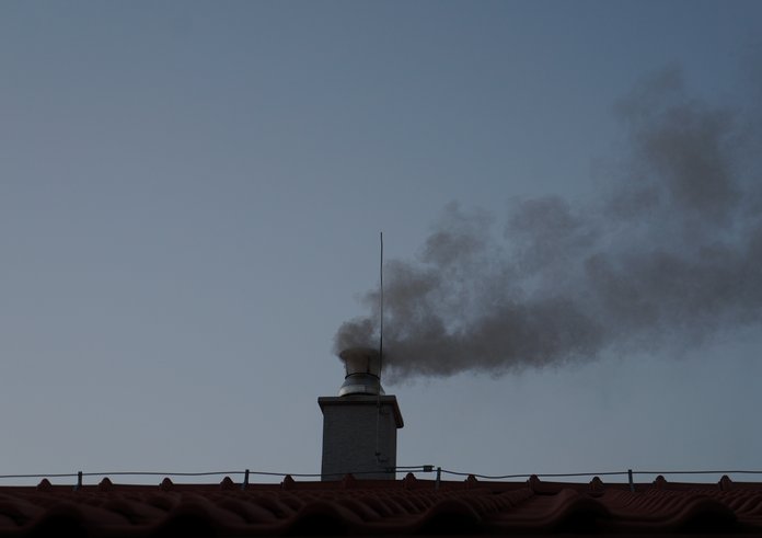 House_chimney_with_dark_smoke_pollution_-_This_photo_has_been_released_into_the_public_domain._There_are_no_copyrights_you_can_use_and_modify_this_photo_without_asking,_and_without_attribution