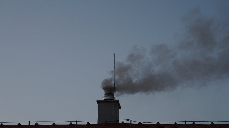 House_chimney_with_dark_smoke_pollution_-_This_photo_has_been_released_into_the_public_domain._There_are_no_copyrights_you_can_use_and_modify_this_photo_without_asking,_and_without_attribution