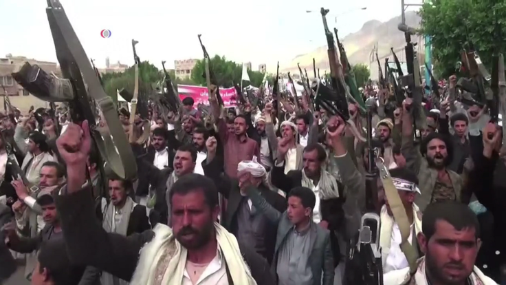 Houthis_protest_against_airstrikes_4