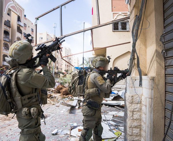 IDF_team_in_Gaza,_backup_iron_sighted_deployed