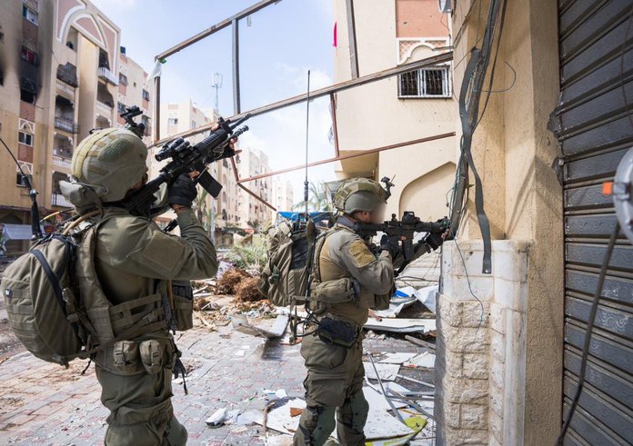 IDF_team_in_Gaza,_backup_iron_sighted_deployed