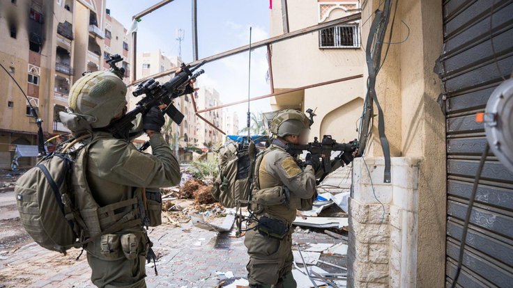 IDF_team_in_Gaza,_backup_iron_sighted_deployed