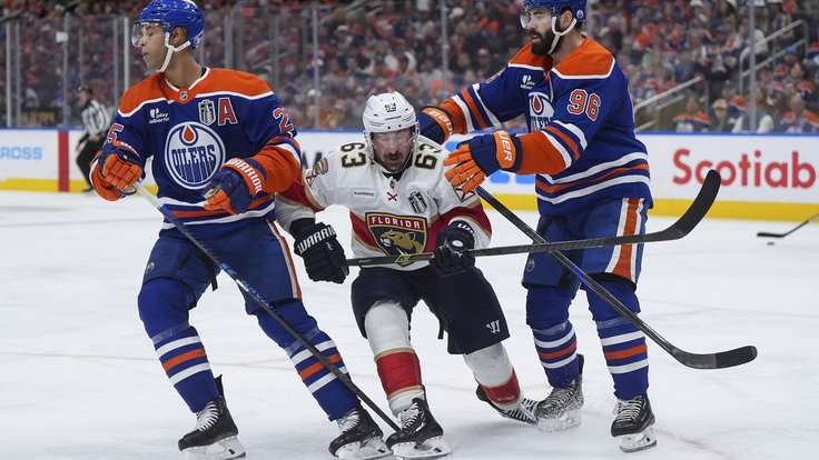 Brad Marchand (uprostřed) vstřelil v utkání dva góly