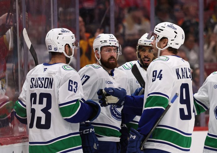 Filip Hronek se raduje se spoluhráči z gólu