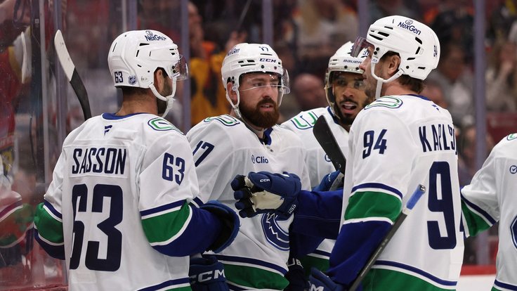 Filip Hronek se raduje se spoluhráči z gólu