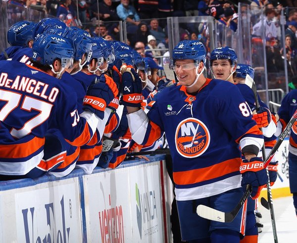 Ondřej Palát oslavuje premiérový gól v dresu Islanders