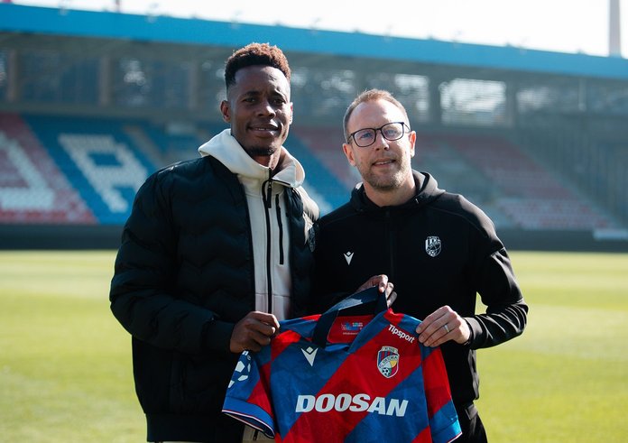 Sampson Dweh s Danielem Kolářem.