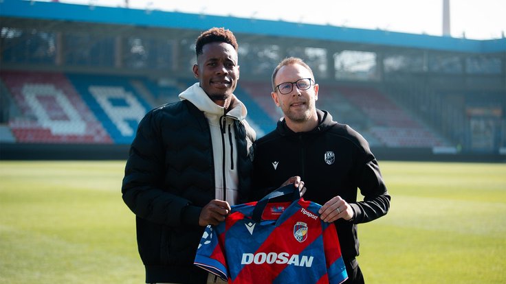 Sampson Dweh s Danielem Kolářem.