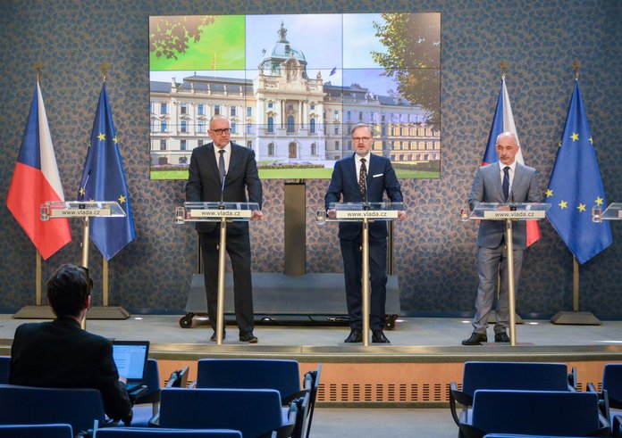 Foto z tiskové konference po jednání premiéra Petra Fialy  s ministrem školství Mikulášem Bekem a zástupci krajů
