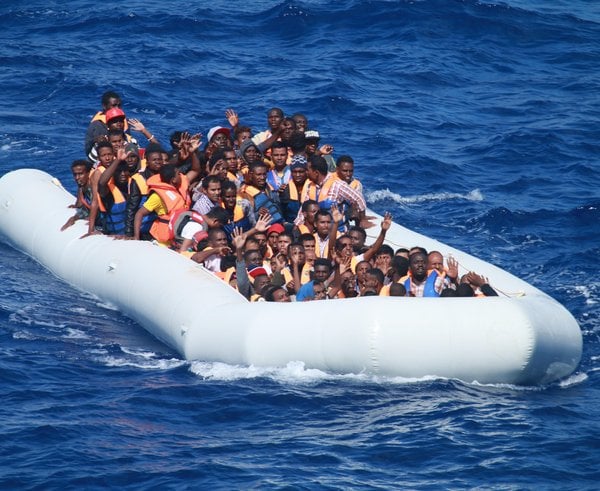 Inflatable_boat_carrying_migrants_approaching_USS_Carney_(DDG-64)_in_the_Mediterranean_160729-N-EU999-004