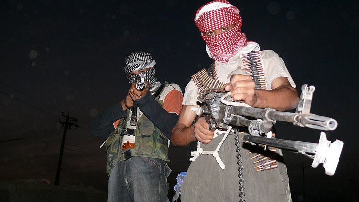 Iraqi_insurgents_with_guns,_2006