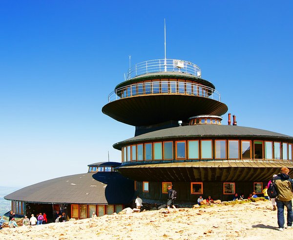 Karkonosze,_Śnieżka,_stacja_meteorologiczna_i_restauracja