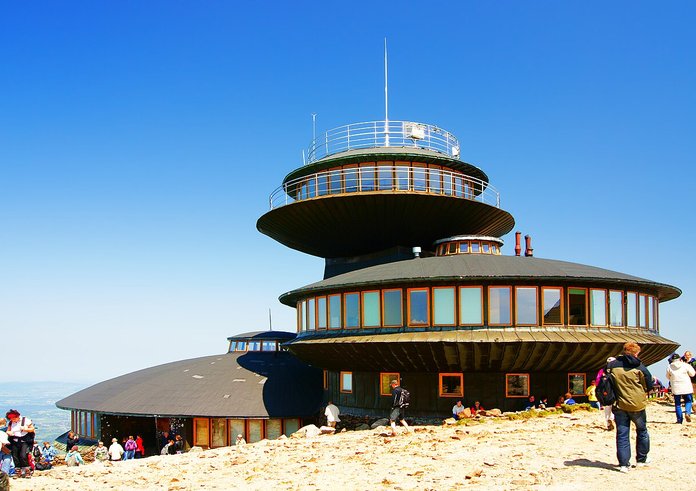 Karkonosze,_Śnieżka,_stacja_meteorologiczna_i_restauracja