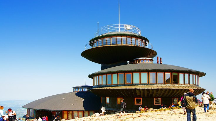 Karkonosze,_Śnieżka,_stacja_meteorologiczna_i_restauracja