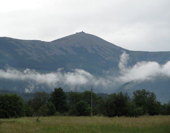 Karkonosze_w_chmurach_-_Riesengebrige_in_Wolken_(2)