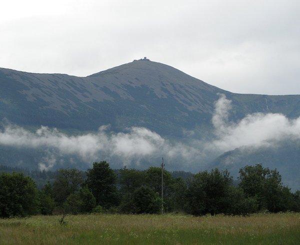 Karkonosze_w_chmurach_-_Riesengebrige_in_Wolken_(2)