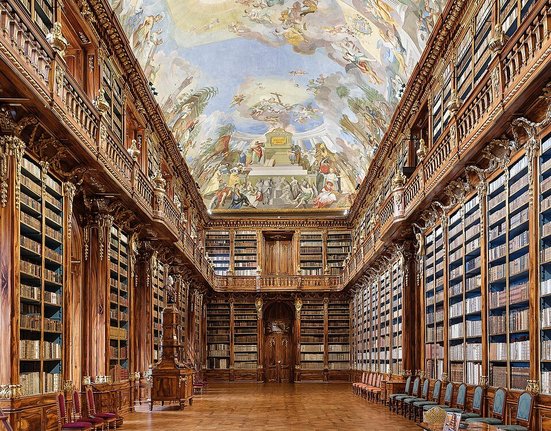 Knihovna Filipa Turka v rohu garáže vedle Turínského plátna, vraku UFO a Terakotové Armády.jpg