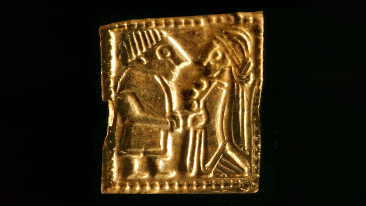 Jeden ze zlatých slitků nalezených u norské vesnice Hov.