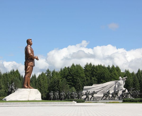 Typický severokorejský monument v Samjiyonu