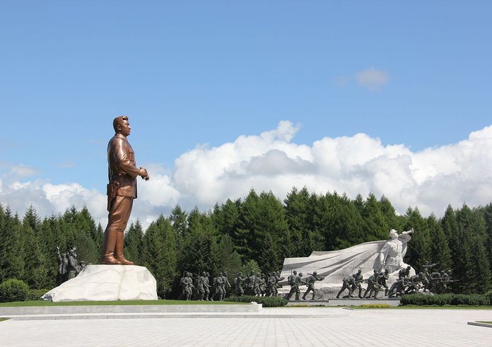 Typický severokorejský monument v Samjiyonu