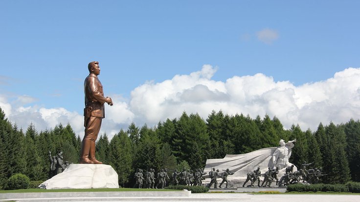 Typický severokorejský monument v Samjiyonu