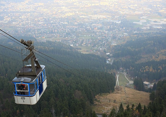 Lanovka_na_Ještěd_-_poslední,_kterou_v_ČR_provozují_České_dráhy_-_panoramio