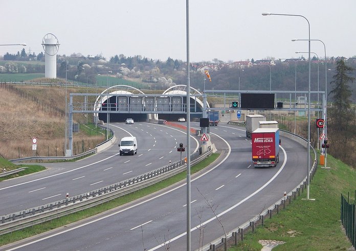 Lochkovský_tunel,_z_mostu_ulice_Za_ovčínem