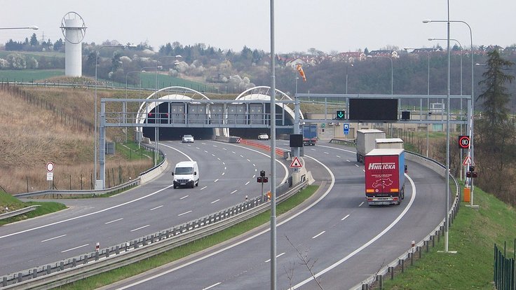 Lochkovský_tunel,_z_mostu_ulice_Za_ovčínem