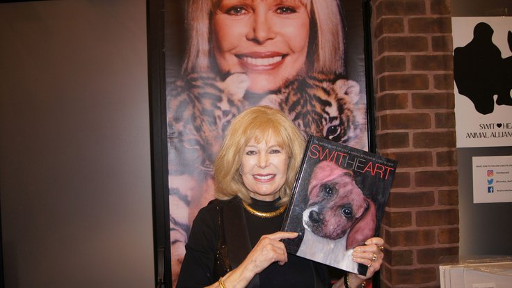Loretta_Swit_uncropped_(48728965968)