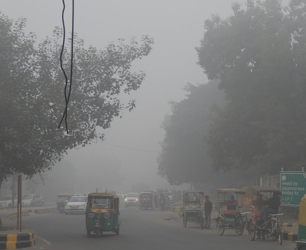 Low_visibility_due_to_Smog_in_entry_of_Chelmsford_Road_New_Delhi_31st_Dec_2017_9AM_DSCN8819_1