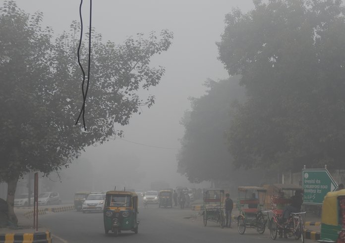 Low_visibility_due_to_Smog_in_entry_of_Chelmsford_Road_New_Delhi_31st_Dec_2017_9AM_DSCN8819_1
