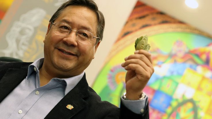 Luis_Arce_holds_up_a_Coca_Leaf._29_June_2022,_Vice_Ministry_of_Communication,_La_Paz._(52183345624)
