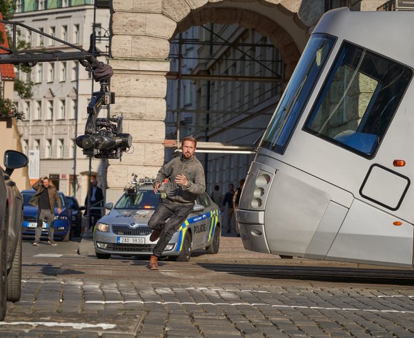 Ryan Gosling při natáčení velkofilmu The Gray Man v centru Prahy