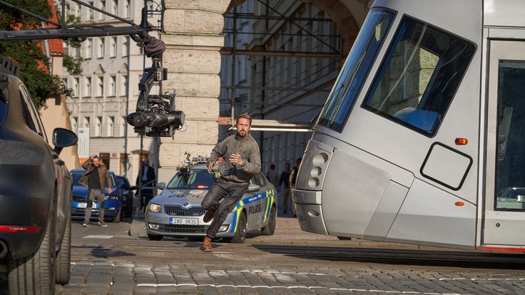 Ryan Gosling při natáčení velkofilmu The Gray Man v centru Prahy