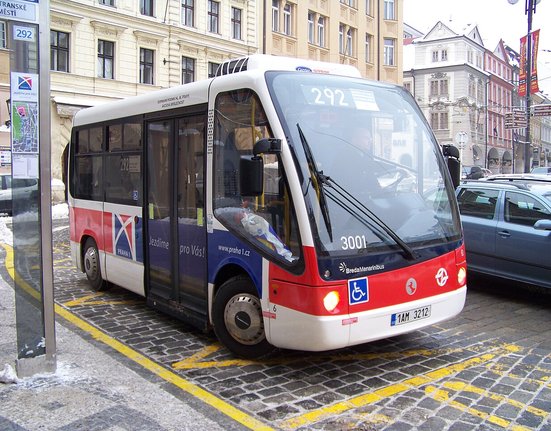 Malostranské_náměstí,_elektrobus_v_zastávce,_zpředu