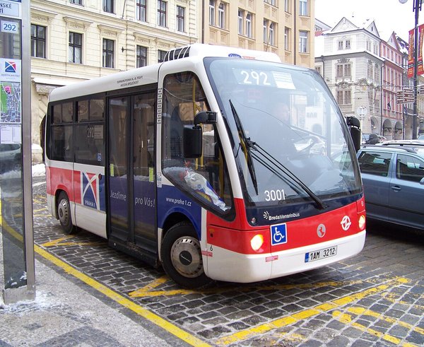Malostranské_náměstí,_elektrobus_v_zastávce,_zpředu