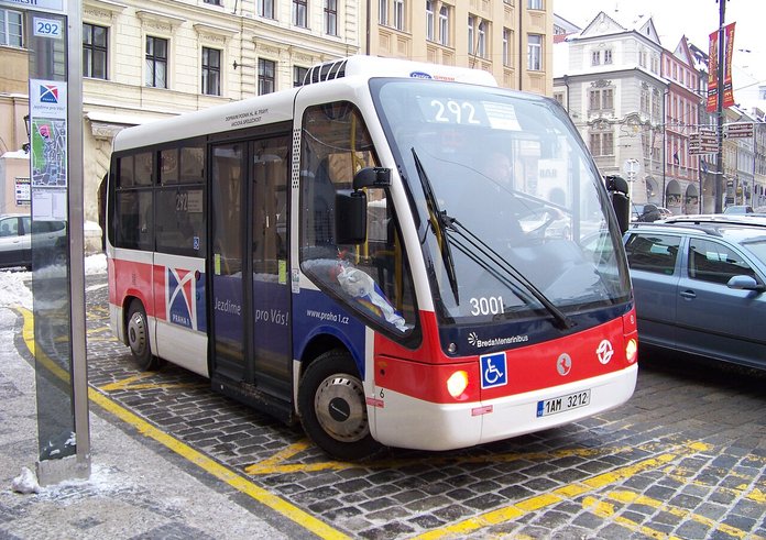 Malostranské_náměstí,_elektrobus_v_zastávce,_zpředu