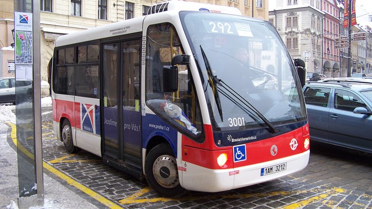 Malostranské_náměstí,_elektrobus_v_zastávce,_zpředu