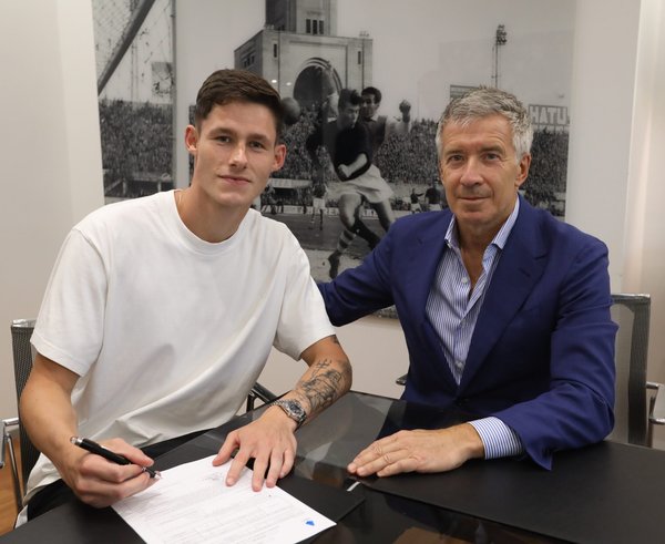 Martin Vitík podepsal smlouvu v Boloni.