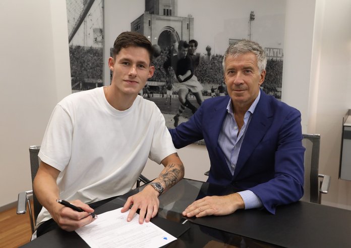 Martin Vitík podepsal smlouvu v Boloni.