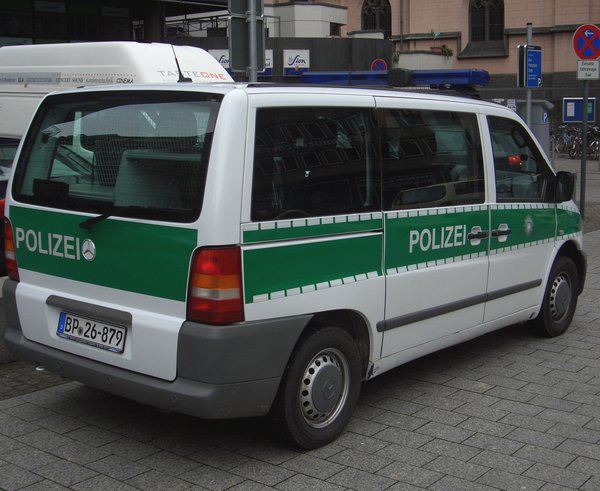 Mercedes-Benz_Vito_Gen1_W638_1996_2003_Bundespolizei_Germany_backright_2008-03-27_A