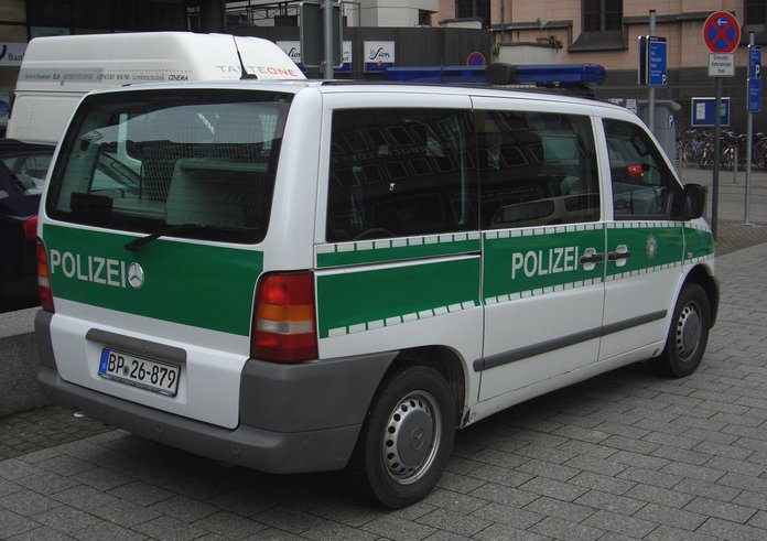 Mercedes-Benz_Vito_Gen1_W638_1996_2003_Bundespolizei_Germany_backright_2008-03-27_A