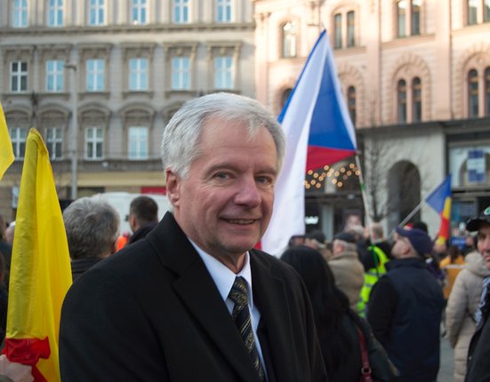 Miroslav_Sladek_na_demonstraci_na_Namesti_Svobody_v_Brne