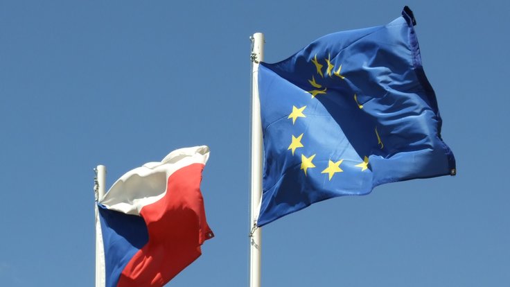 Mníšek_pod_Brdy,_zámek,_vlajky_ČR_a_EU