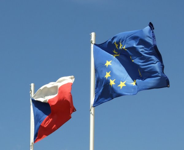 Mníšek_pod_Brdy,_zámek,_vlajky_ČR_a_EU